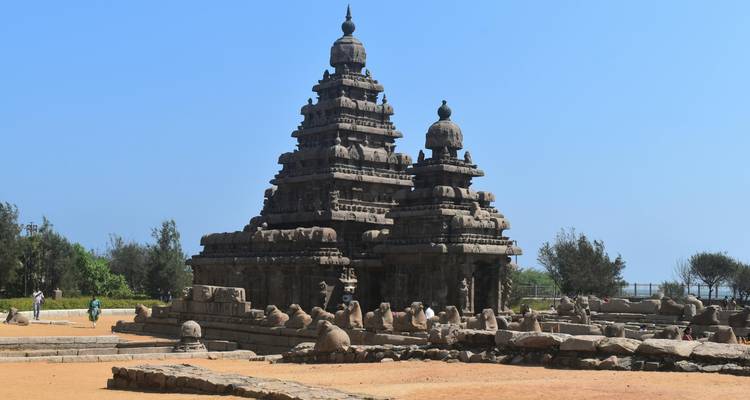 Complexe du Temple de la Rive Rocheuse surplombant la Baie du Bengale sous un ciel bleu sans nuages à Mahabalipuram.
