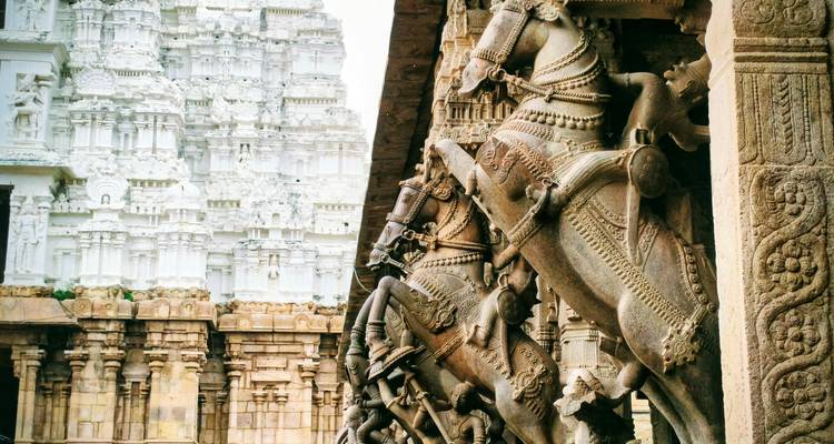 Des sculptures équestres en pierre finement sculptées encadrent l'entrée d'un temple historique de Kanchipuram.