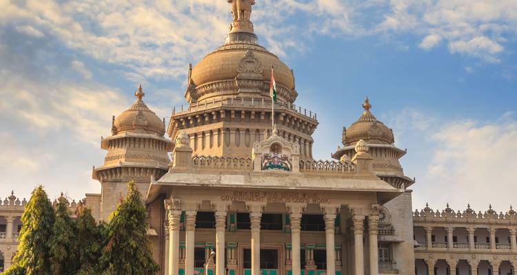 Impressionnant bâtiment du gouvernement Vidhana Soudha avec des dômes et des piliers contre un ciel de fin d'après-midi à Bangalore.