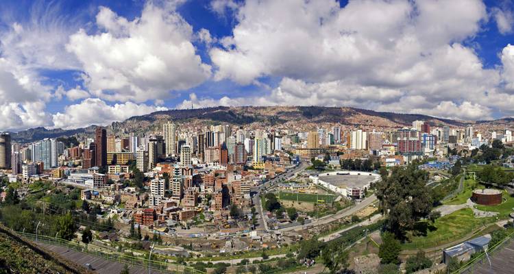 Vue panoramique de l'horizon de La Paz avec des gratte-ciel s'étendant à travers une vallée sous des nuages spectaculaires.