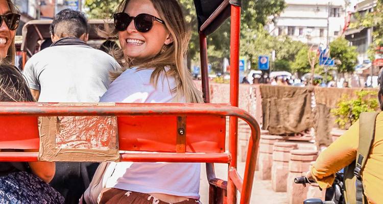 Les voyageurs profitent d'une balade colorée en tuk-tuk dans une rue indienne animée.
