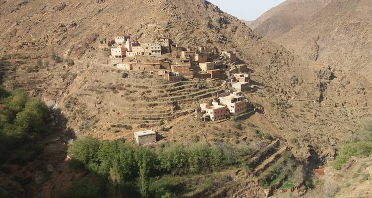 Aldea bereber aislada escalonada en una empinada ladera rocosa de montaña en el Alto Atlas.
