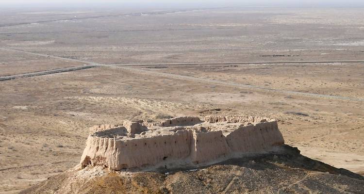 Fortaleza en ruinas de ladrillos de barro de Ayaz-Kala situada en una colina aislada del desierto.