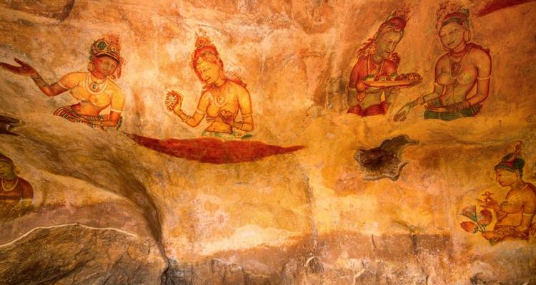 Antiguos frescos de doncellas celestiales con cálidos tonos ocres adornan las paredes de las cuevas de Sigiriya.
