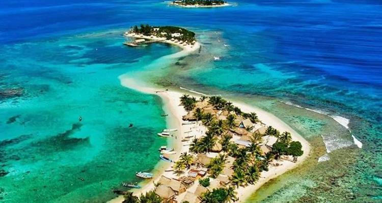Luchtfoto van kleine tropische eilanden met turquoise water en zandstranden