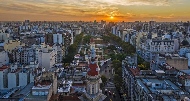 Dramatische zonsondergang luchtopname boven de Congresavenue van Buenos Aires eindigend bij het Congrespaleis.