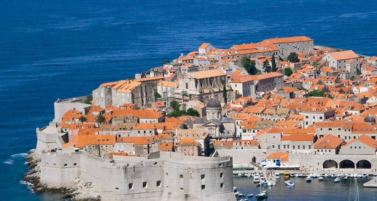 Panorama-Luftaufnahme von Dubrovniks ummauerter Altstadt, die in die tiefblaue Adria hineinragt.