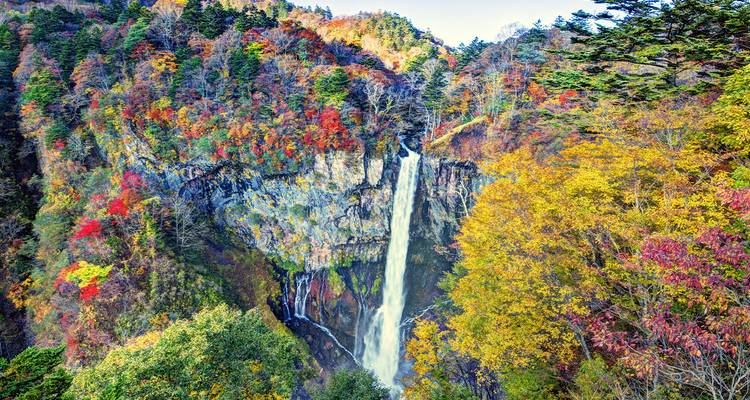Les chutes de Kegon se précipitent à travers le feuillage automnal vibrant dans les montagnes de Nikko.