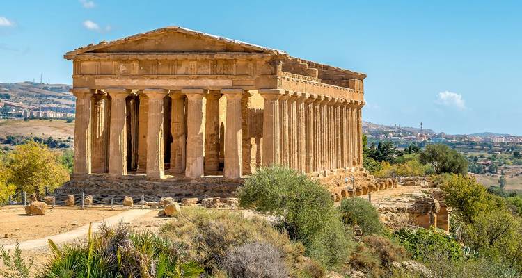 Goed bewaard gebleven Dorische Tempel van Concordia die uitstijgt boven het door de zon geblakerde landschap van Agrigento.