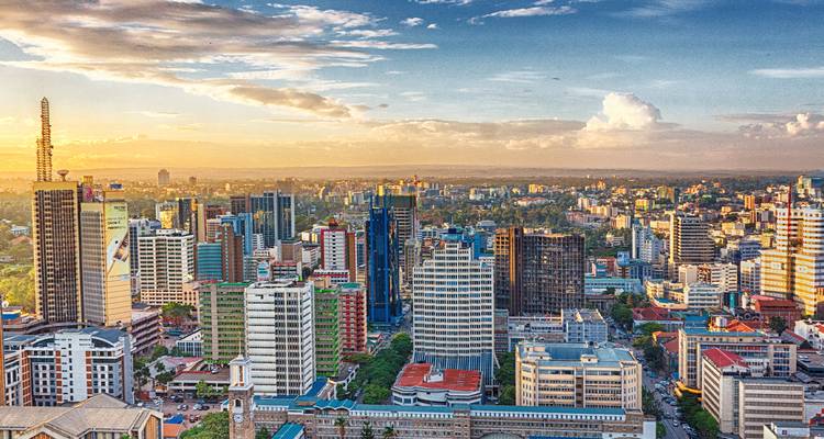 Horizon ensoleillé du quartier central des affaires de Nairobi avec des gratte-ciel modernes