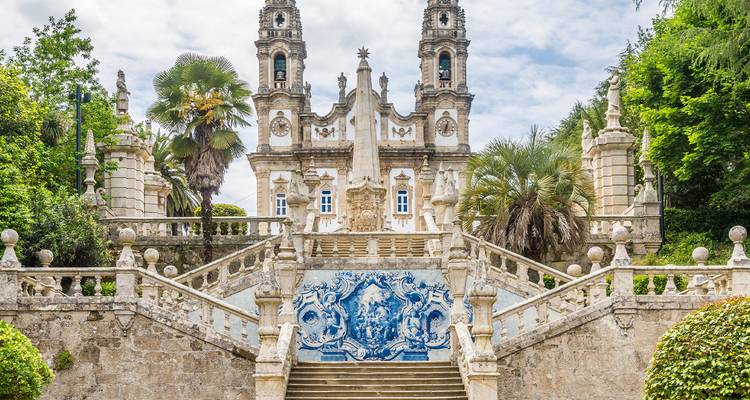 Gran escalinata barroca que conduce al santuario de torres gemelas en jardines exuberantes en Lamego.