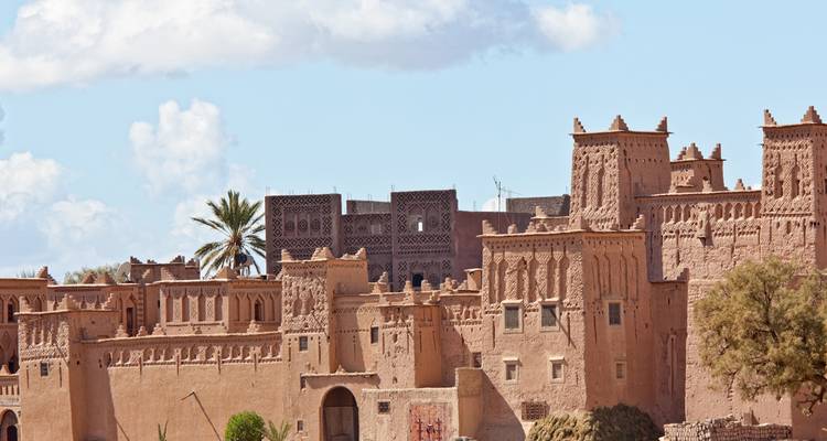 Gros plan des murs fortifiés en briques de terre et des tours décoratives d'Aït Benhaddou.