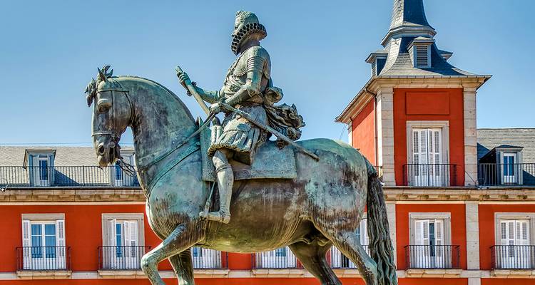 Bronzestatue von Philipp III zu Pferd vor den roten Mauern der Plaza Mayor, Madrid