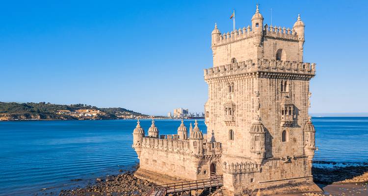 Der historische Belém-Turm ragt in die Tejo-Mündung unter dem klaren blauen Himmel Lissabons hinein