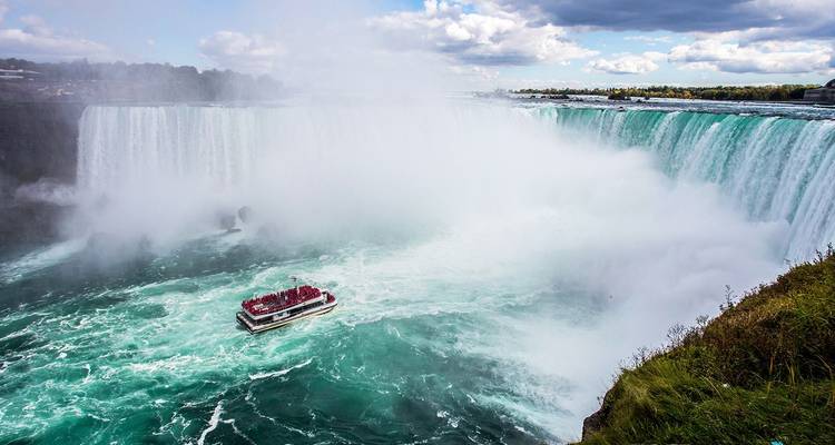 Le bateau touristique s'approche des impressionnantes chutes Fer à Cheval aux chutes du Niagara, enveloppé dans la brume.