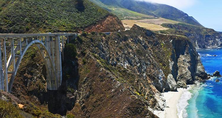 Iconische Bixby Creek Bridge die een ruige klif overspant langs de dramatische kustlijn van Big Sur.
