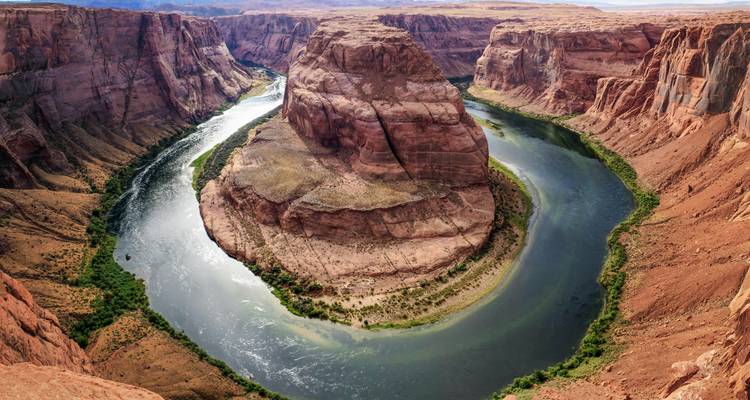 Vista panorámica de Horseshoe Bend donde el río Colorado se curva alrededor de una enorme formación rocosa de arenisca.