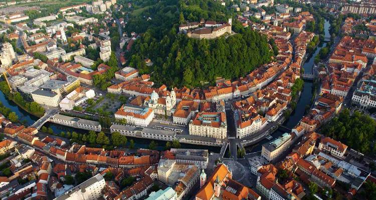 Vue aérienne de la vieille ville de Ljubljana encerclant la colline verte du château