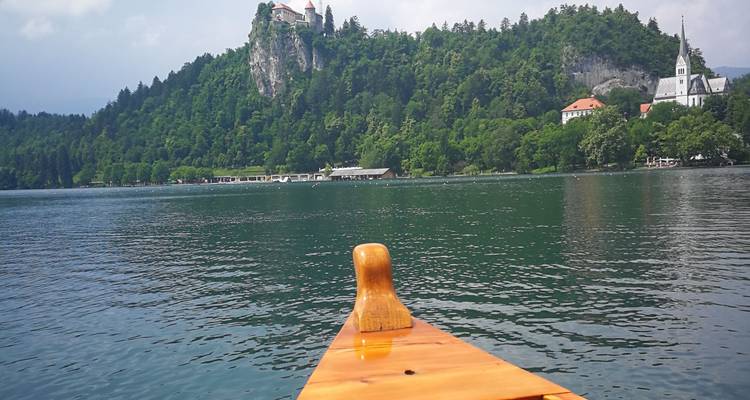 Proue d'une pletna en bois se dirigeant vers le château de Bled sur la falaise