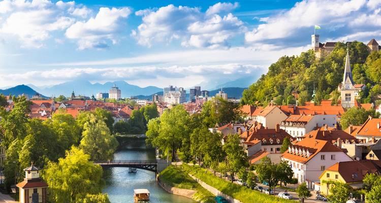Panorama de l'horizon de Ljubljana avec rivière, ponts et montagnes au loin