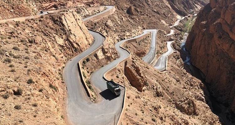 Una carretera de montaña sinuosa se abre paso a través del terreno rocoso y accidentado en el Cañón de Todra de Marruecos.