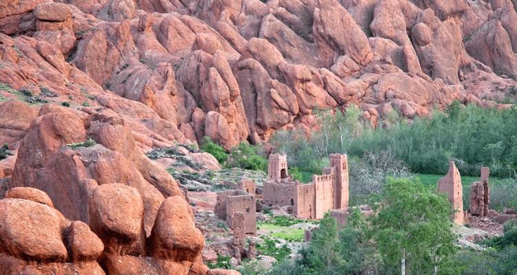 Formaciones rocosas rojas y ruinas de kasbah abandonadas anidadas en el Valle del Dades
