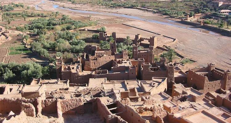 Vista aérea panorámica sobre la antigua fortaleza de arcilla de Aït Benhaddou y la llanura fluvial circundante
