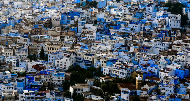 Vista aérea de las casas azules y blancas densamente agrupadas de Chefchaouen en la ladera.