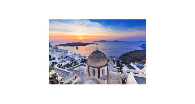 Vista de la caldera de Santorini al atardecer con una cúpula de iglesia y el Mar Egeo al fondo, presentada dentro de un marco con borde blanco.