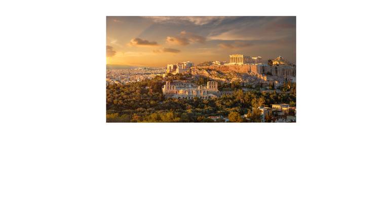 Vista panorámica distante de la colina de la Acrópolis y la ciudad de Atenas bajo el cálido resplandor del atardecer, mostrada dentro de un borde blanco.