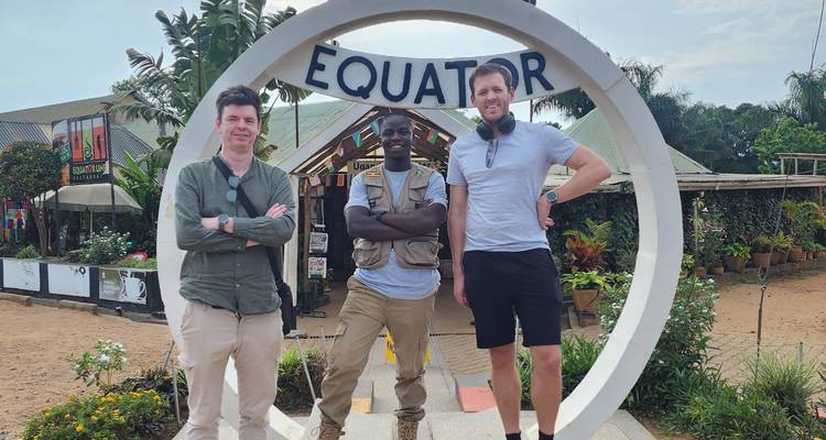 Viajeros posando dentro del gran círculo blanco del monumento al Ecuador en Uganda