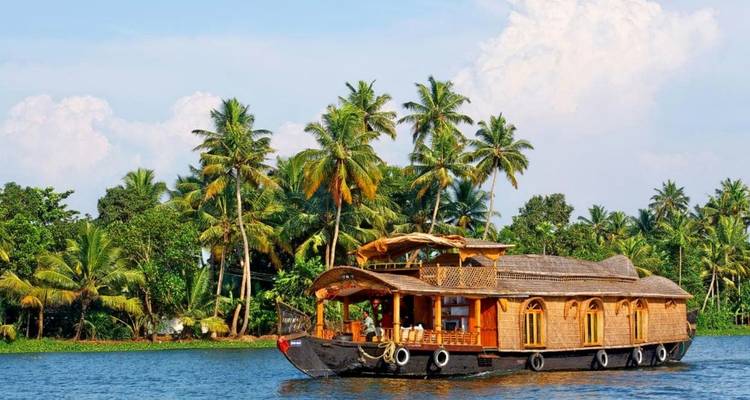 Traditionelle hölzerne Hausbootfahrten durch Keralas von üppigen Palmen gesäumte Backwaters.