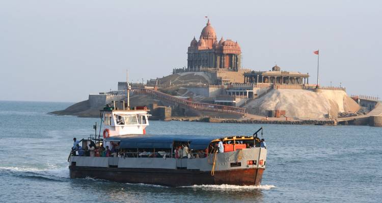 Passagierfähre nähert sich der aus dem Meer aufragenden Vivekananda-Felsen-Gedenkstätte in Kanyakumari.