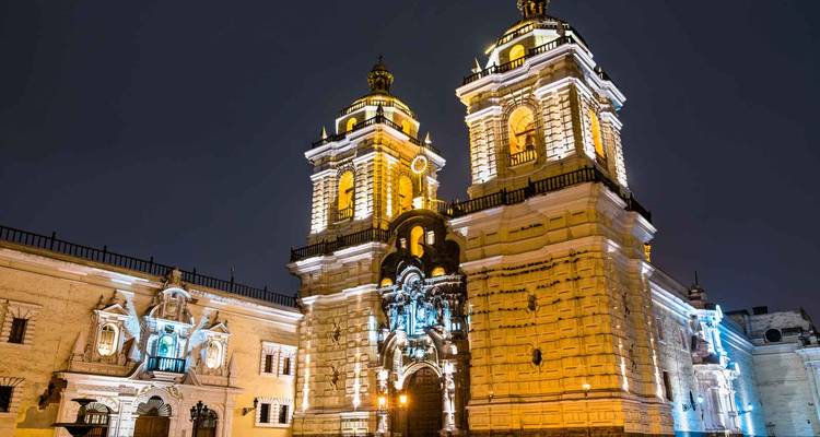 Beleuchtete Basilika und Kloster San Francisco in Lima leuchtend in der Nacht
