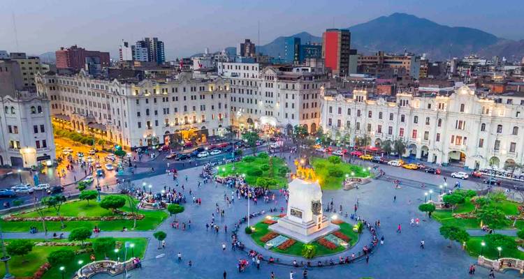 Luftaufnahme am Abend der Plaza San Martin voller Menschen, umgeben von historischen Gebäuden in Lima