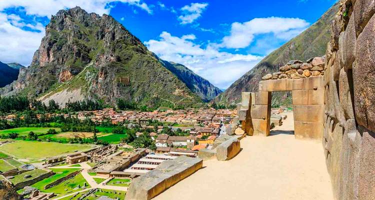 Panoramablick auf die Ruinen von Ollantaytambo, terrassiertes Tal und umliegende Andengipfel