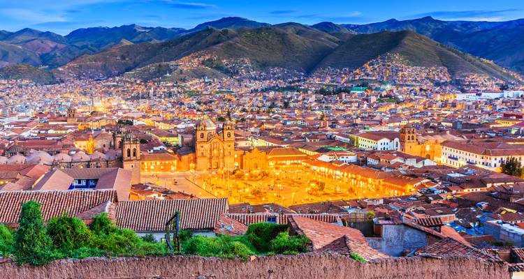 Abendpanorama der Lichter der Stadt Cusco eingebettet zwischen den Hügeln der Anden