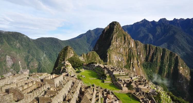 Ikonische Luftaufnahme der Ruinen von Machu Picchu, eingerahmt vom hoch aufragenden Gipfel des Huayna Picchu