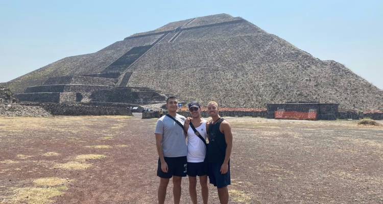Drei Freunde posieren vor der gewaltigen Mondpyramide in Teotihuacán.