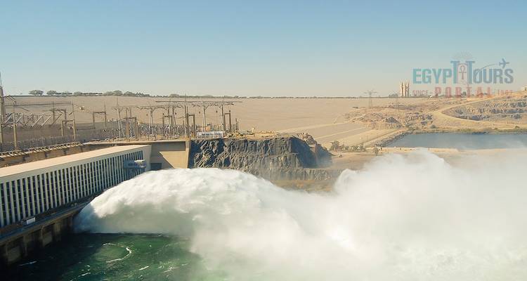 Vista aérea de la Presa Alta de Asuán liberando agua con marca de agua de compañía turística.