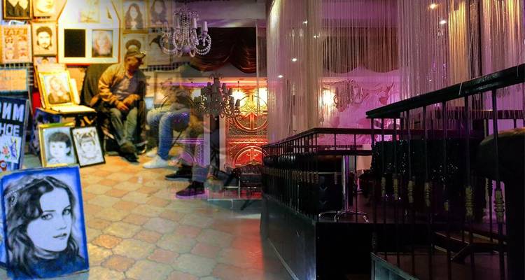 Schemerig, gemengd verlicht samengesteld interieur met portretten, kroonluchters en gordijnen beklede zitplaatsen in een kunstruimte.