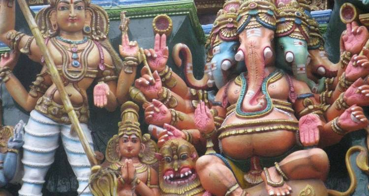 Bunte Statuen hinduistischer Gottheiten einschließlich Ganesha schmücken die Fassade eines südindischen Tempels