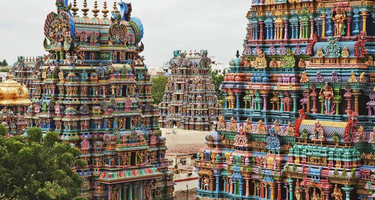 Lebendige mehrstöckige Gopurams des Meenakshi Amman Tempels bedeckt mit detaillierten Skulpturen