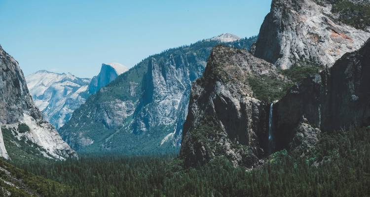 Panorama clásico desde Tunnel View del Valle de Yosemite con Half Dome y las Cataratas Bridalveil a la distancia.