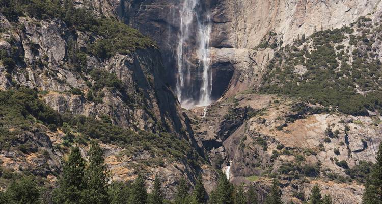 Una cascada alta se precipita por un acantilado escarpado dentro del Parque Nacional de Yosemite.