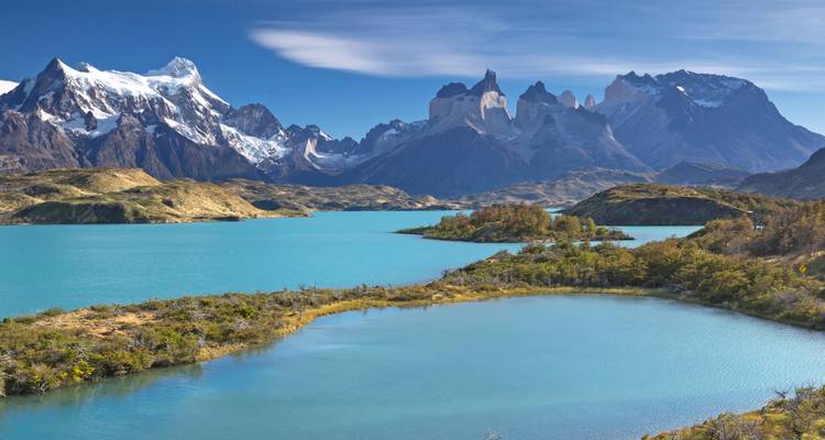 Les lacs turquoise et les pics dentelés de Torres del Paine sous un ciel dégagé