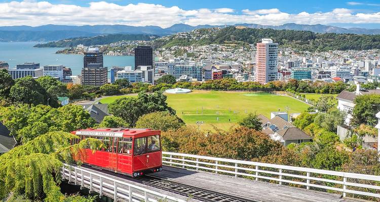 Emblématique téléphérique rouge de Wellington s'élevant avec vue panoramique sur la ville et le port