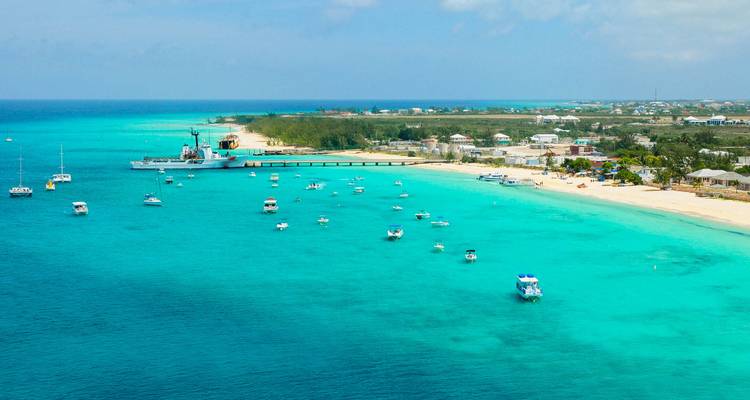 Luftaufnahme von türkisfarbenen karibischen Gewässern, Sandstrand und vor Anker liegenden Booten nahe der Insel Grand Turk.