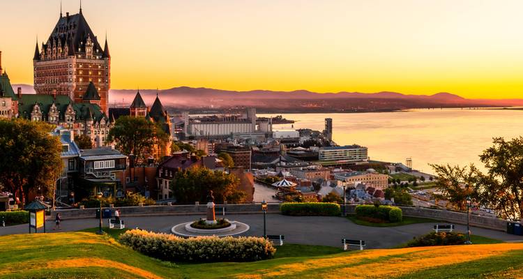Sonnenuntergangsblick über Quebec City mit dem Château Frontenac mit Blick auf den Sankt-Lorenz-Strom und entfernte Hügel.