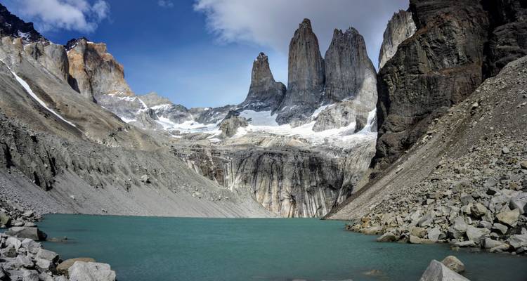 Türkiser Gletschersee unterhalb der ikonischen Granittürme der Torres del Paine.